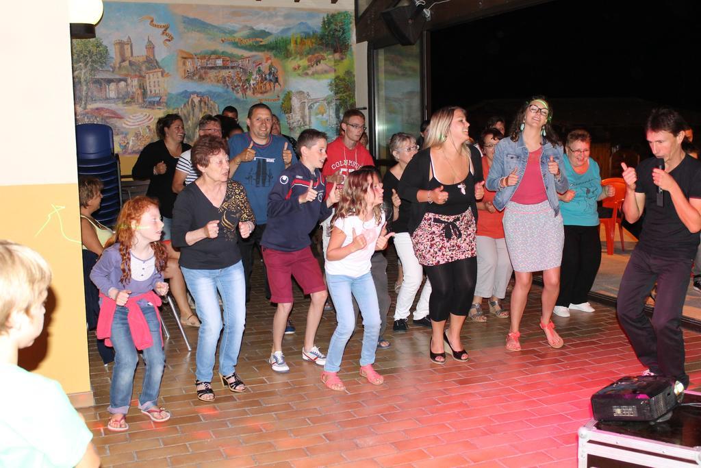 Camping Le Pre Cathare Lavelanet Bagian luar foto